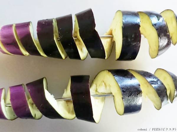 割り箸をまんなかに刺してみて！　キユーピーが考えた『ナスの食べ方』