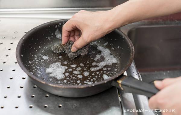 フッ素樹脂加工フライパン、長持ちさせるには？　メーカーが助言