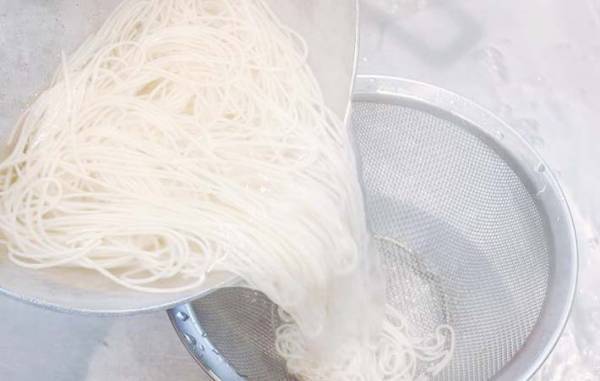 そうめんをおいしく食べるには、ゆでる時に○○を入れるって知ってた？