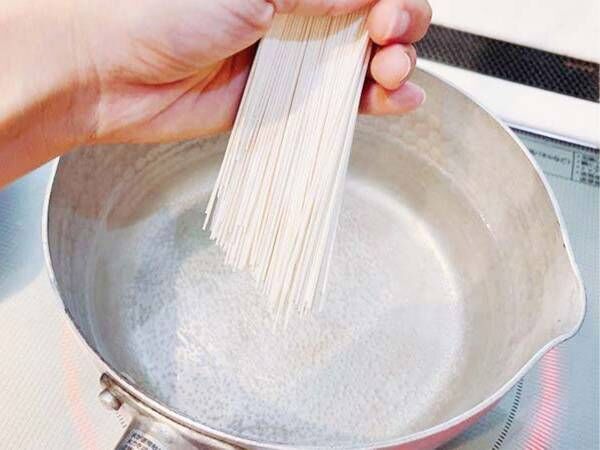 そうめんをおいしく食べるには、ゆでる時に○○を入れるって知ってた？