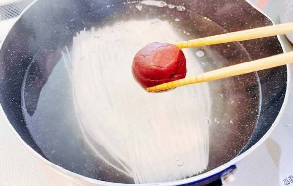 そうめんをおいしく食べるには、ゆでる時に○○を入れるって知ってた？