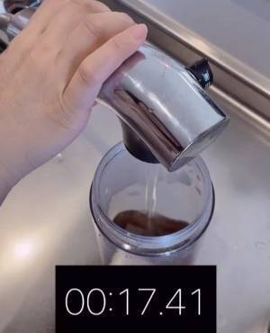 水だけで作ってる？　麦茶はアレを使うと…　「すごい！」「ほんとだ」