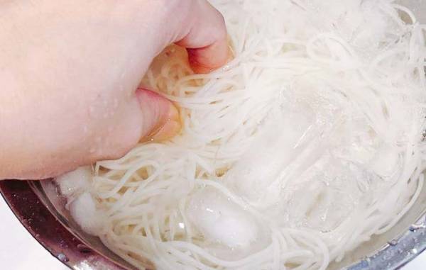 考えた人すごくない？　時間が経ってもそうめんがくっつかない裏ワザ