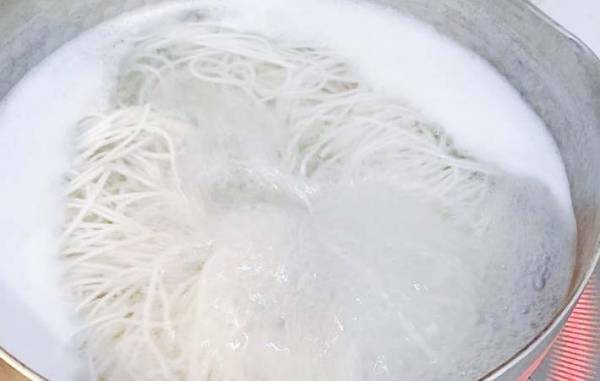 考えた人すごくない？　時間が経ってもそうめんがくっつかない裏ワザ