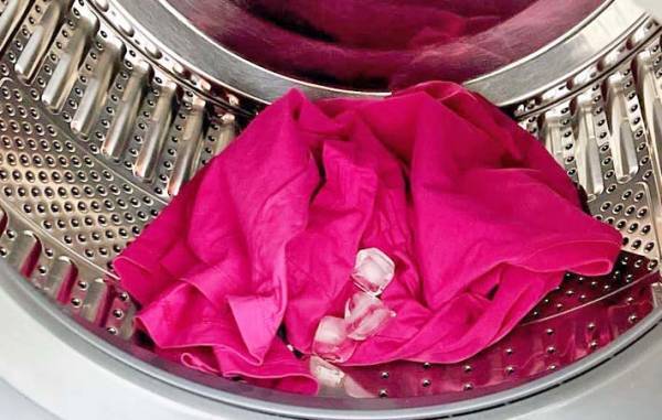 洗濯機に氷を入れるだけで…？　思わぬ効果に「アイロンいらず！」