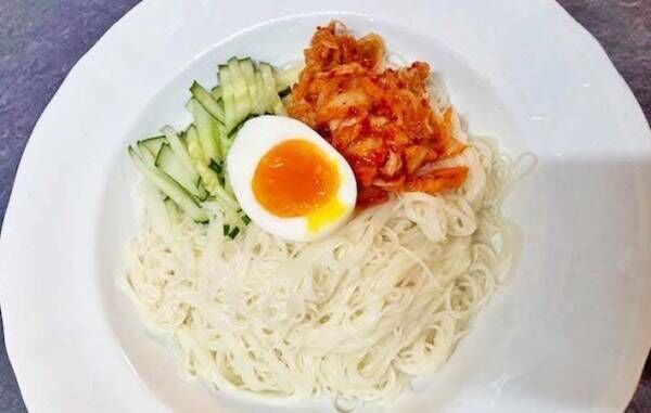 『冷麺風キムチそうめん』を作る写真