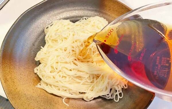 『豚しゃぶねぎ塩ぶっかけそうめん』を作る写真