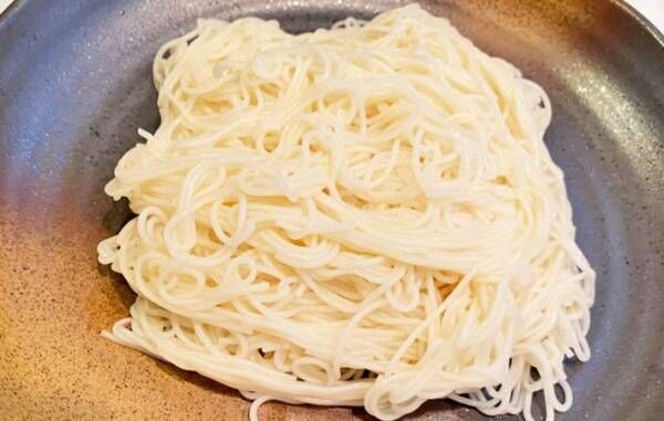 『豚しゃぶねぎ塩ぶっかけそうめん』を作る写真