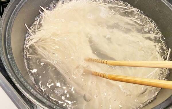 『豚しゃぶねぎ塩ぶっかけそうめん』を作る写真