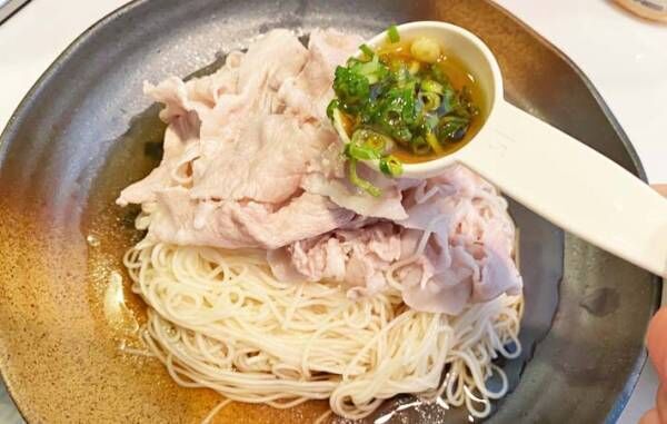 『豚しゃぶねぎ塩ぶっかけそうめん』を作る写真