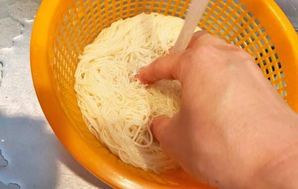 『豚しゃぶねぎ塩ぶっかけそうめん』を作る写真