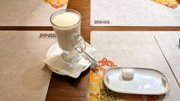 お菓子付きだと思ったら？　旅先での『勘違い』に「自分も間違えないようにしたい」