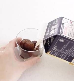 氷コーヒーをグラスに入れて牛乳を注ぐ様子