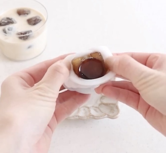 カフェオレにぴったり！　製氷トレーで作る楽々『氷コーヒー』