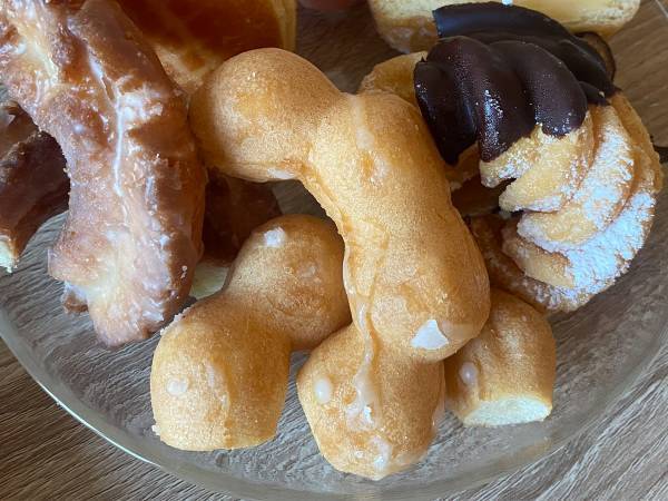 皿に盛ったドーナツに「天才」「これは勝ち」　食べる前にとった行動が…？