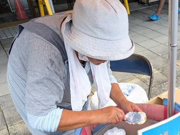 露店でアイスを作る年配女性　「もう長いんですか？」と尋ねると…？