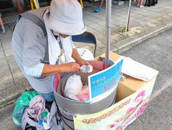 アイスを盛り付ける年配女性