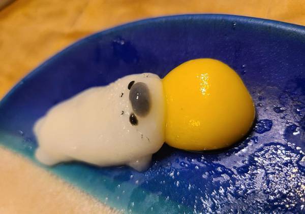 白玉の中に１個だけ…　「めちゃんこかわいい」「とろけ具合が神すぎません？」