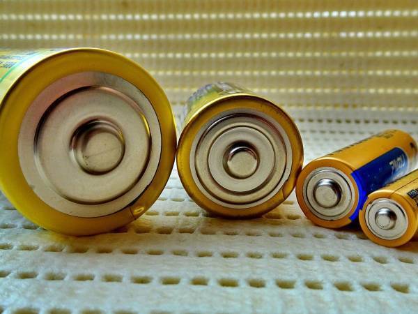 乾電池、捨てる前にアレ貼って！　安全に捨てるためのひと手間に「徹底します」