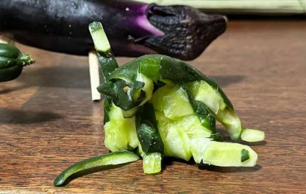 男性が作った精霊馬　一緒に添えられてるものに「先祖も帰りたくなくなる」「天才」