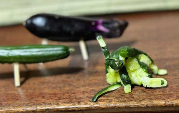 男性が作った精霊馬　一緒に添えられてるものに「先祖も帰りたくなくなる」「天才」