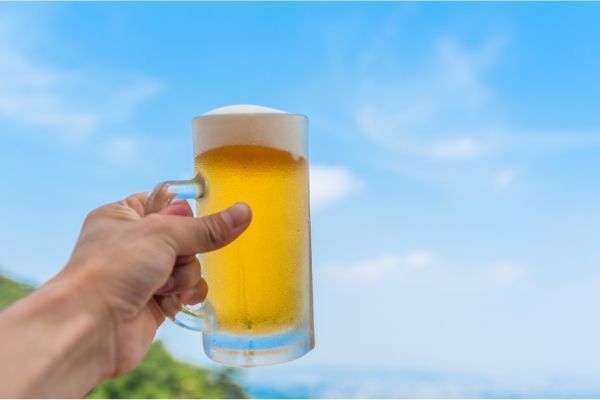 ビールジョッキを持つ様子