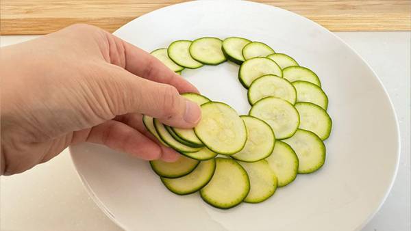 輪切りにしたズッキーニは、こうする！　JA全農のレシピに「試してみます」