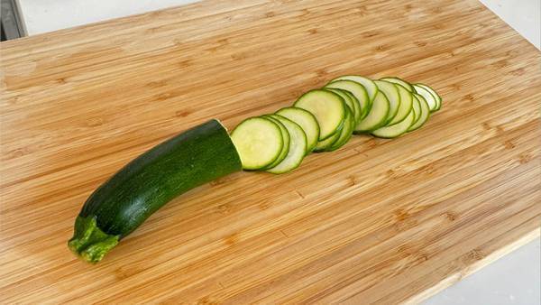 輪切りにしたズッキーニは、こうする！　JA全農のレシピに「試してみます」