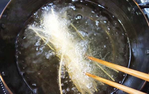 パスタをゆでずに…？　企業のレシピに「簡単」「つい手が伸びちゃう」