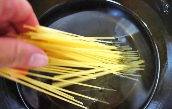 パスタをゆでずに…？　企業のレシピに「簡単」「つい手が伸びちゃう」