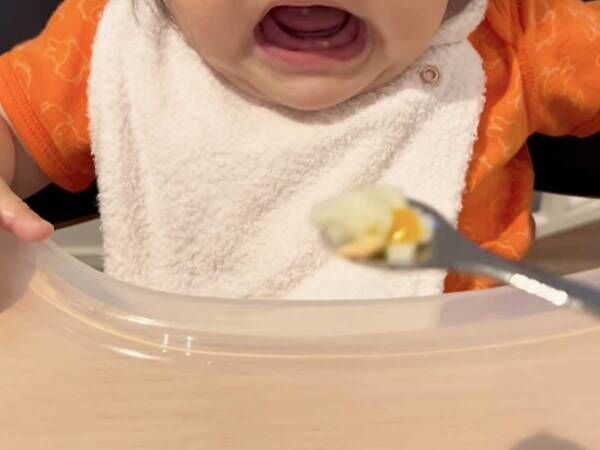 「あげてるこっちが驚くから」　離乳食を食べる女の子の表情に爆笑！