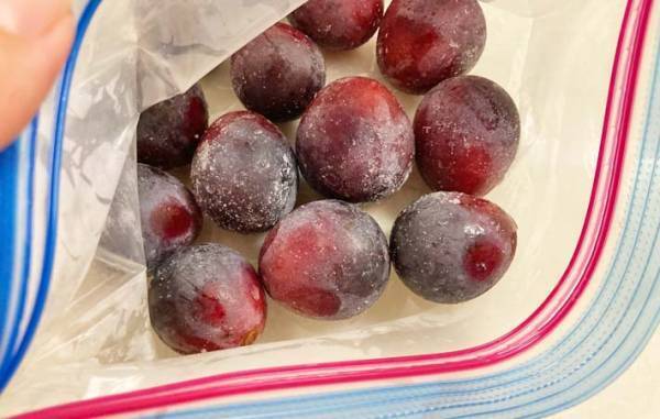 ブドウを保存袋に入れて…？　試した結果に「手が止まらない！」