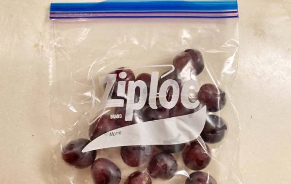 ブドウを保存袋に入れて…？　試した結果に「手が止まらない！」