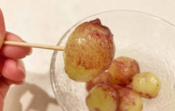 ブドウを保存袋に入れて…？　試した結果に「手が止まらない！」