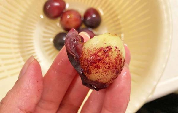 ブドウを保存袋に入れて…？　試した結果に「手が止まらない！」