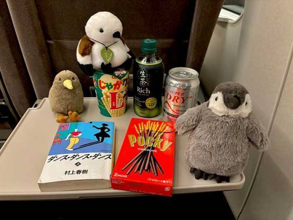 テーブルの上に置かれたお酒とぬいぐるみ　場所は自宅かと思いきや…？