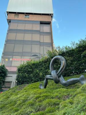 「どこかの家から逃げてきたの？」　ミスドの近くにある『像』が話題