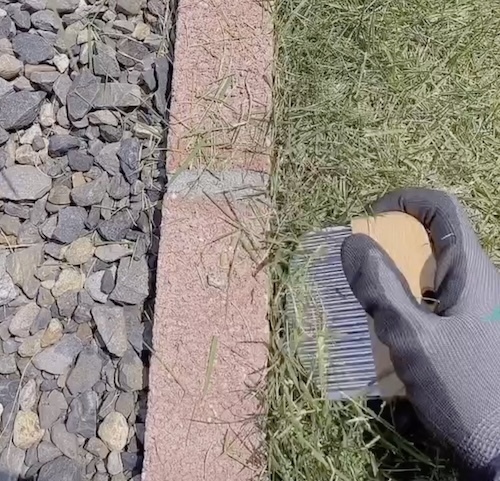 草刈りが楽しくなるかも？　ボウボウに生えた雑草を一網打尽にする便利グッズ