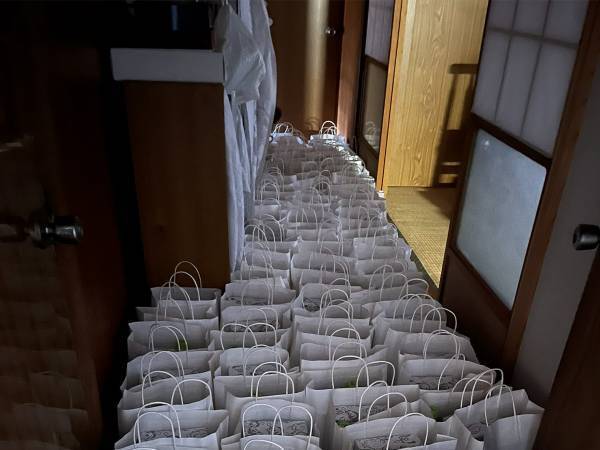 「見てみろよ、田舎の初盆とやらを」　写真に「マジでこれ」「なんか感動した」