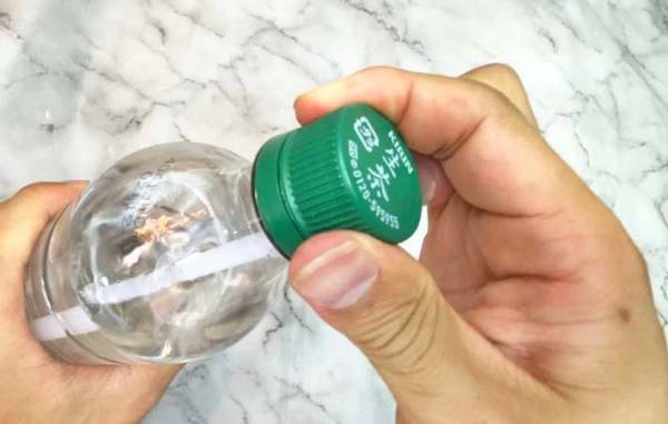 「こんな簡単だったのか」　ストローを反対に差し込むだけで「これで安心」