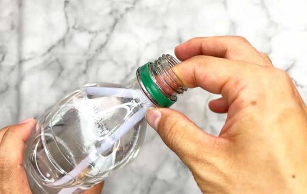 「こんな簡単だったのか」　ストローを反対に差し込むだけで「これで安心」