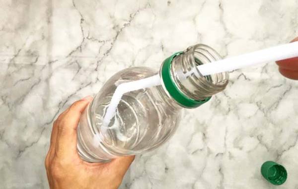 「こんな簡単だったのか」　ストローを反対に差し込むだけで「これで安心」