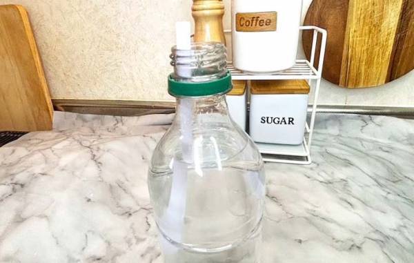 「こんな簡単だったのか」　ストローを反対に差し込むだけで「これで安心」