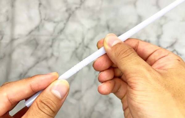 「こんな簡単だったのか」　ストローを反対に差し込むだけで「これで安心」