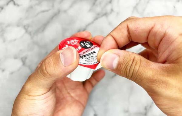 なるほど！　プチッと鍋の完璧な開け方に「全く汚れない！」