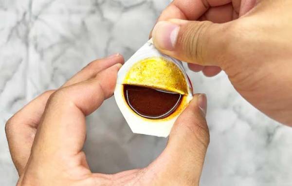 なるほど！　プチッと鍋の完璧な開け方に「全く汚れない！」