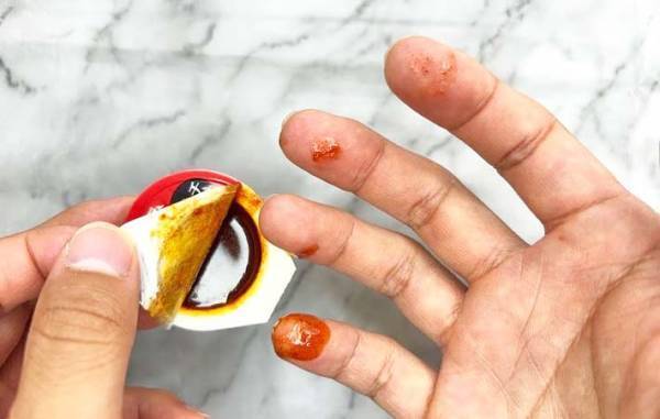 なるほど！　プチッと鍋の完璧な開け方に「全く汚れない！」