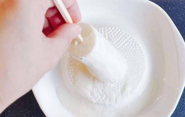 皮をむく時やってみて！　割り箸を中心に刺すと…