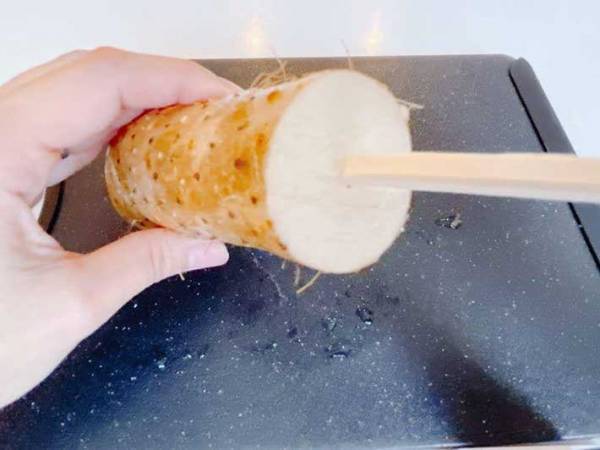 皮をむく時やってみて！　割り箸を中心に刺すと…