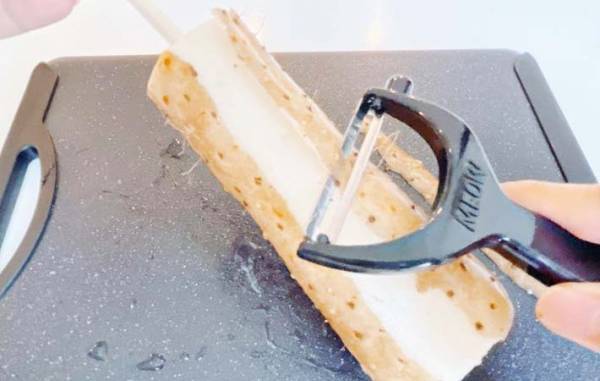 皮をむく時やってみて！　割り箸を中心に刺すと…